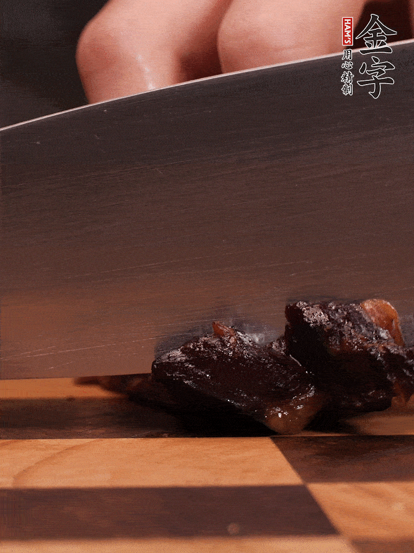 金字醬油肉整塊放入鍋中煮至7成熟，切成小塊