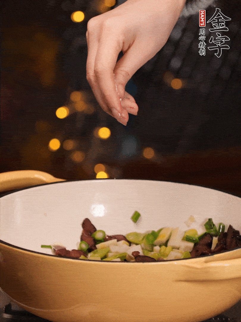 可以加點點水，再加菜苔，加點鹽、味精調(diào)味