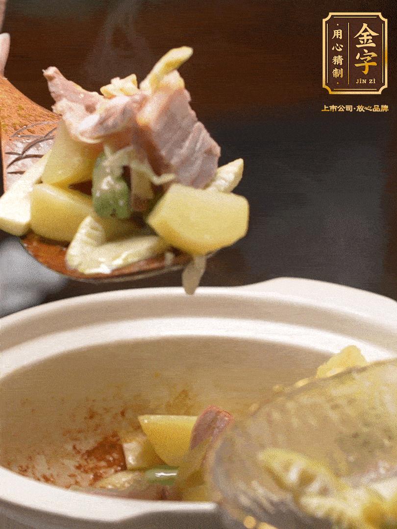 煸出咸肉脂香，再下筍丁、蠶豆。呈出