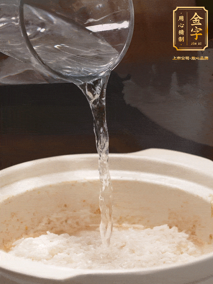 將泡好的米，加水一指，煮至沸騰