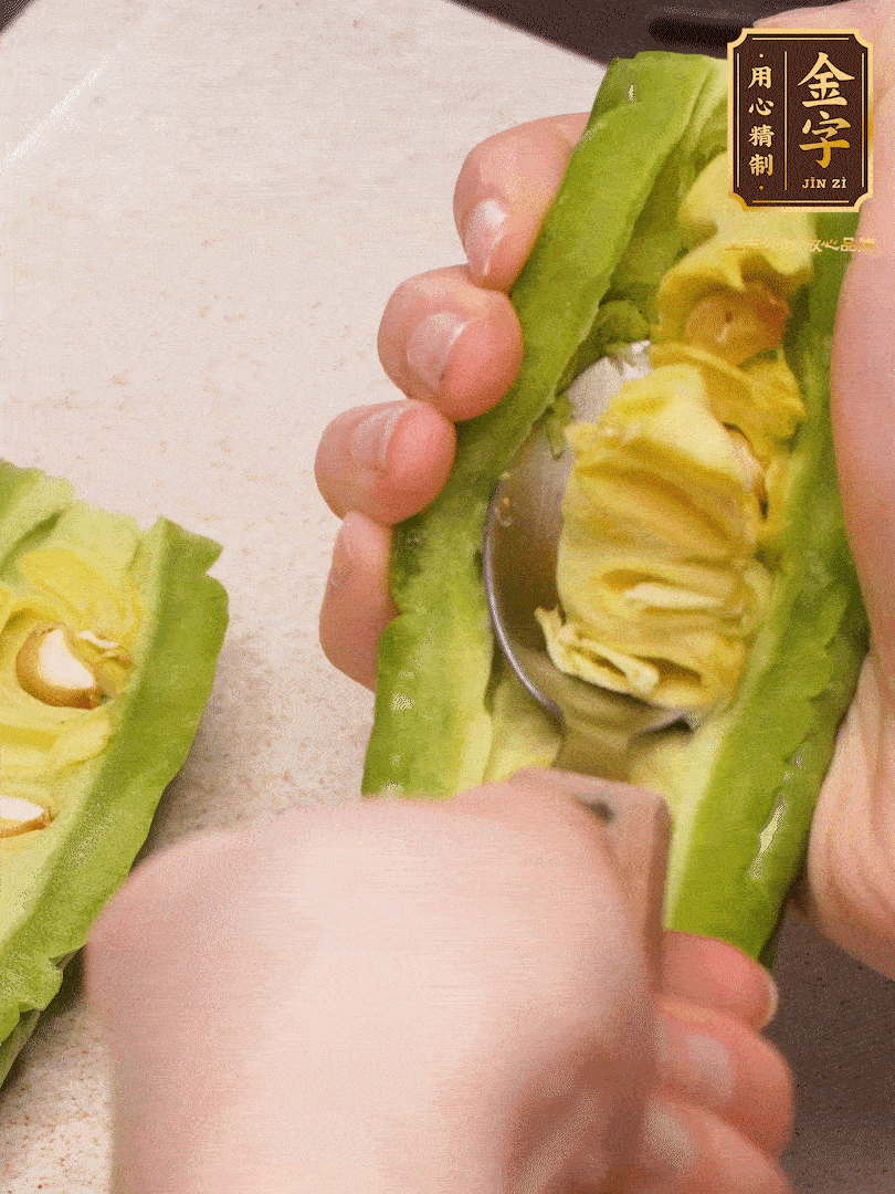 苦瓜從中間切開，把里面的瓢和籽全部挖干凈