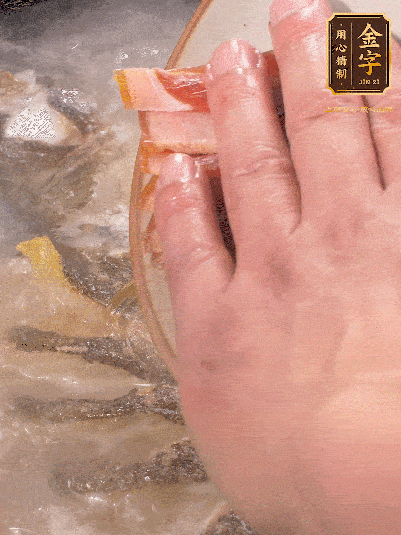 將煎好的魚，倒入三大碗開水。大火煮開后放入1個(gè)蔥結(jié)、2片姜片和1勺料酒和火腿片