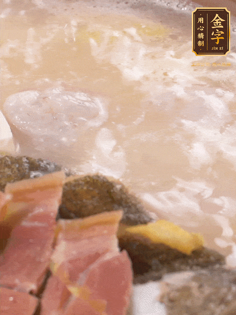 大火煮至沸騰后，轉(zhuǎn)至砂鍋中，繼續(xù)燉煮。這個(gè)時(shí)候可以放入一些自己喜歡吃的配菜比如蝦滑、內(nèi)酯豆腐來添味