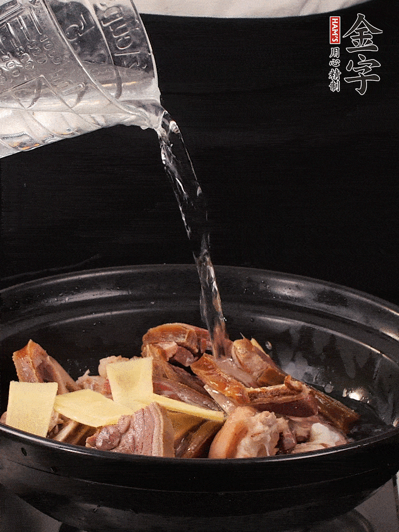 火腿、豬腳放到大砂鍋里，黃酒提鮮，蔥姜去腥，加2kg純凈水沒過食材。水一定要放足，中途最好不能加水