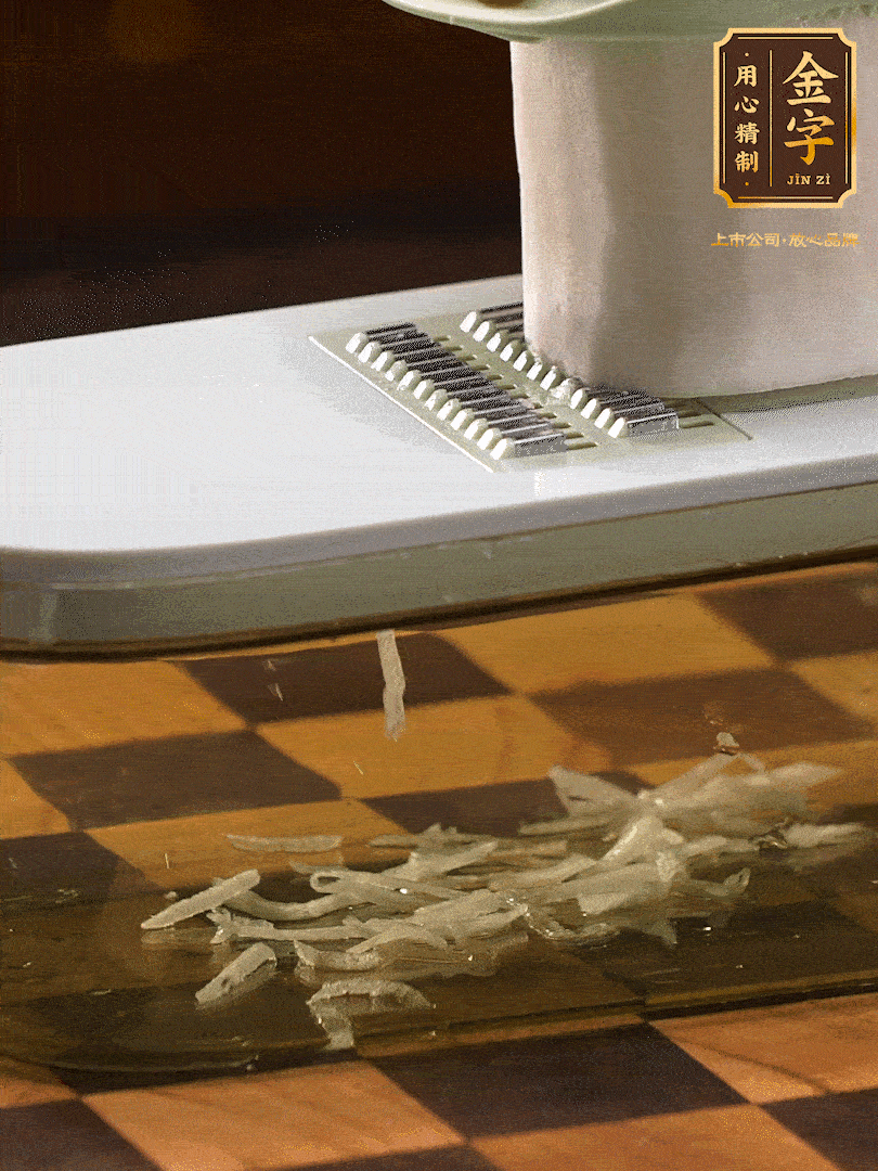 蘿卜切絲 ，加少許的鹽 抓拌均勻后，腌制十五分鐘