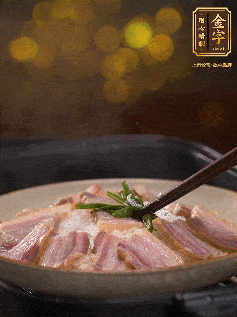 二十分鐘后關(guān)火，去除頂部的蔥段，最后撒上少許的蔥末，就完成了