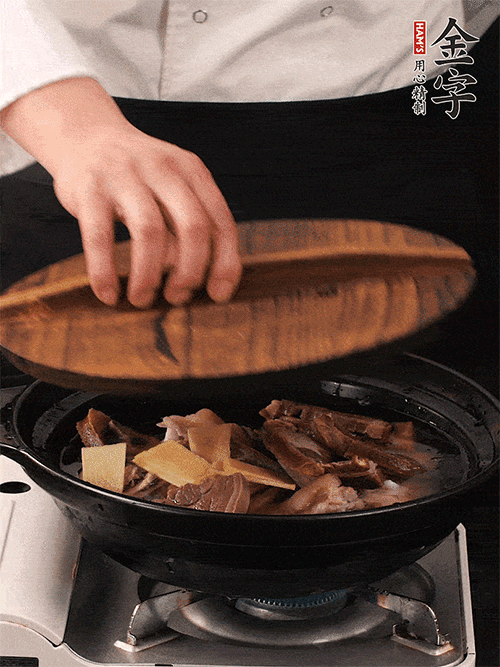 大火煮到沸騰后，轉(zhuǎn)中小火慢燉1個半小時。