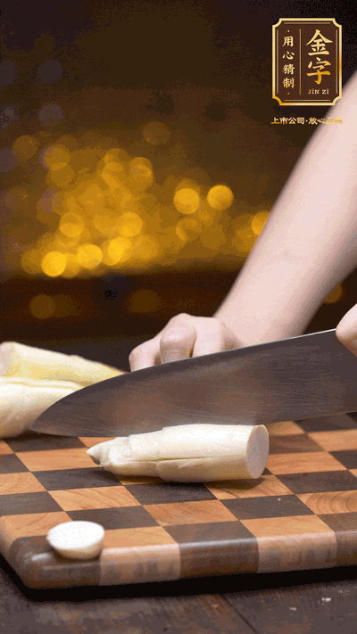 茭白剝?nèi)ネ馄?，去掉根部老硬部分，洗凈切滾刀塊