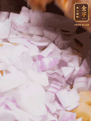 倒入洗干凈的大米、土豆丁、洋蔥碎、排骨、金字火腿xo醬、水