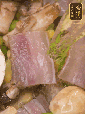 開蓋，放入河蝦繼續(xù)燜煮5分鐘