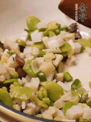 倒入蠶豆、春筍翻炒