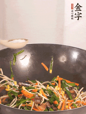 炒合菜：金字醬油肉、綠豆芽、韭菜