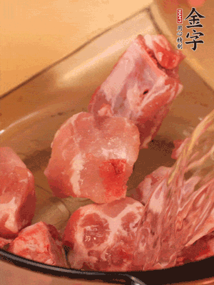 排骨冷水下鍋，加料酒、姜片，煮開綽水