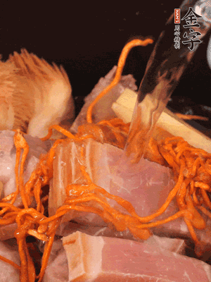 將所有食材一起倒進(jìn)鍋中，加水沒過食材，燉煮30分鐘即可