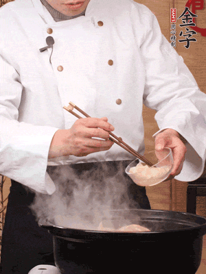 花膠、金湯放入鍋中小火再燉10分鐘