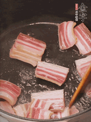 鍋中放菜籽油燒熱，下咸肉、冬筍略微煸炒