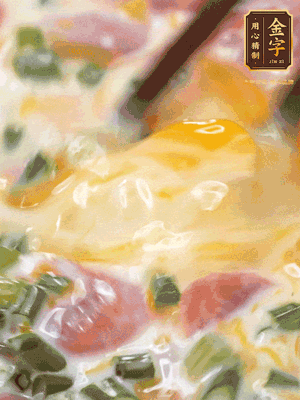 三個全蛋中加適量牛奶、鹽、黑胡椒粉、臘腸、蔥花攪拌均勻