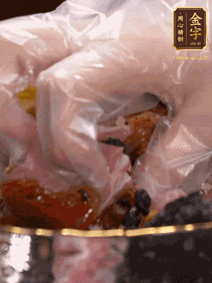 排骨洗凈后（蠔油、生抽、老抽、鹽、糖、淀粉、豆豉、蒜蓉、姜絲）腌制30分鐘