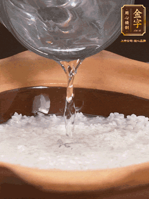 砂鍋底部刷一層油，加入大米和開水，水高1cm,大火燒開后轉(zhuǎn)中火煲5分鐘，到水微收干