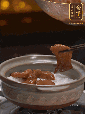 鋪上牛肉，鍋邊淋油在燜5分鐘