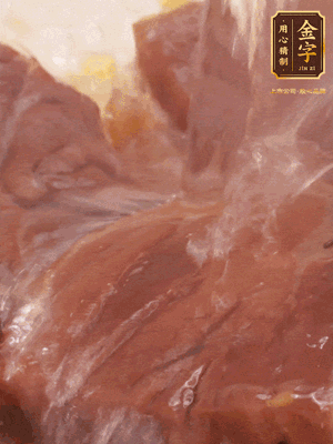 加熱水，2大勺料酒煮20分鐘，再下節(jié)瓜塊煮10分鐘即可