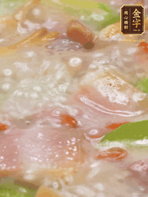 最后下蟶子，一點(diǎn)白胡椒調(diào)味，煮到白色湯汁出來(lái)。撒點(diǎn)枸杞點(diǎn)綴