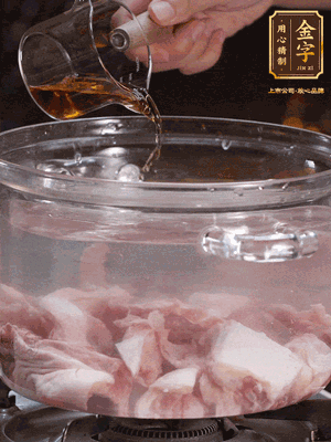 老鴨切塊，鍋里水煮開，鴨肉加姜片、料酒焯水