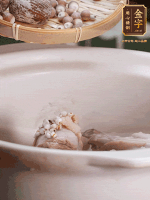 焯好水洗凈的鴨肉、薏米、芡實(shí)、蜜棗+適量水煲1小時(shí)