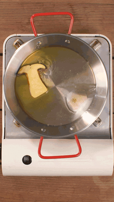 牛肝菌切片，用黃油煎熟