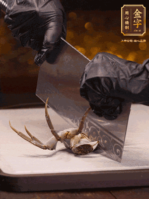 用刷子刷干凈六月黃，一斬二。把蟹蓋、蟹胃拿出來。