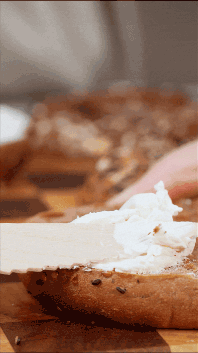 貝果在烤箱中180度復(fù)烤5分鐘，涂上芝士