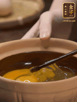 雞蛋打入砂鍋，充分打勻，1.5倍的溫水加一勺鹽，倒入蛋液中，攪拌均勻后用勺子舀去表面浮沫
