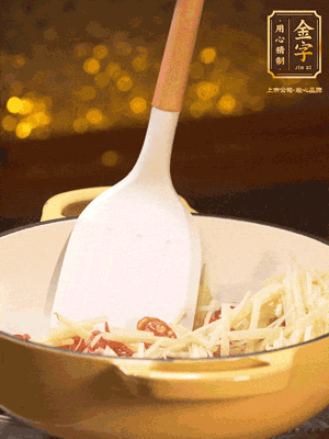 再放嫩姜絲，翻炒出姜絲的辣味