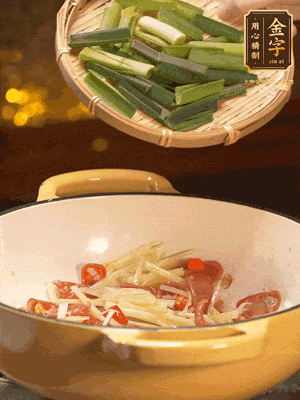 接著放蒜葉，來一點(diǎn)鹽，一點(diǎn)醬油調(diào)味翻勻