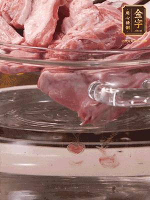 羊排清水洗凈，冷水浸泡30分鐘-2個(gè)小時(shí)，去除血沫。冷水下鍋，小火加熱析出血水后洗凈備用