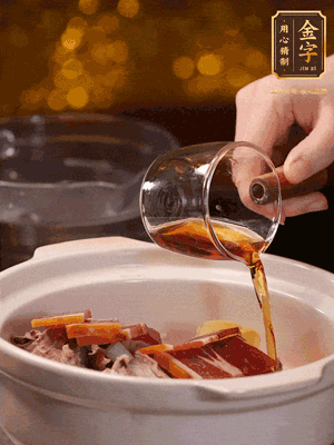 羊排、火腿、姜片一起入砂鍋，大火煮到沸騰