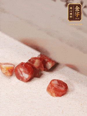 金字香腸切成圓片，姜切絲