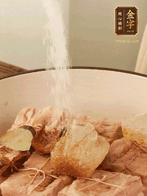 加水沒過，大火煮開轉(zhuǎn)小火慢燉2小時，煮到收汁