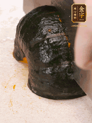 貝貝南瓜去皮，切成小塊。姜切絲