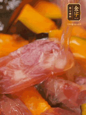 下香腸，倒沒過南瓜的水，加1/2勺鹽、1/2勺白糖、1勺蠔油燜8分鐘