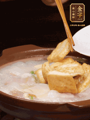 倒入開(kāi)水大火煮開(kāi)，轉(zhuǎn)中小火放咸肉，放一點(diǎn)點(diǎn)糖、味精慢燉10分鐘
