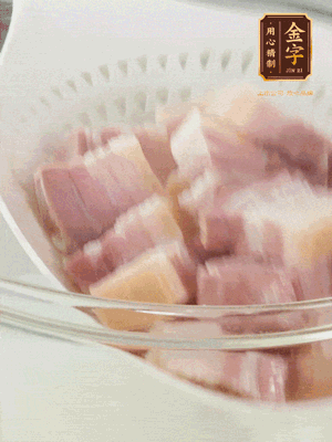 金字淡咸肉、排骨分別加料酒、蔥、姜冷水下鍋焯水，水開撇去浮沫撈出。
