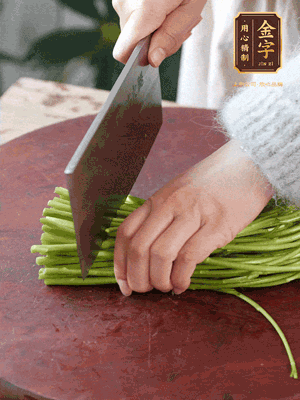 正嫩的藜蒿，掐頭去除根部，切小段