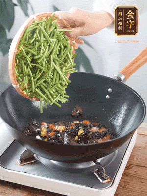 熱油煸香蒜末、姜粒、小米辣，再下臘肉煸炒出香味