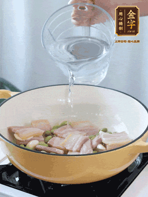 倒入熱水，加絲瓜、腐竹