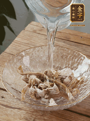 筍干提前泡發(fā)1晚切段，冬瓜去皮切塊。