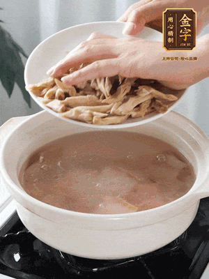 再下筍干段，加水、少許黃酒中火燉煮15分鐘。
