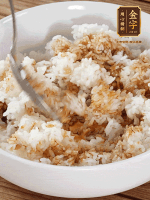 隔夜米飯加入生抽、芝麻油攪拌均勻
