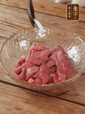 牛肉切丁，加黑胡椒海鹽、橄欖油腌10分鐘