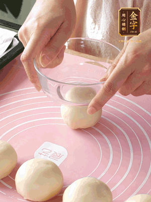 按扁后搟成圓形面皮。餡料放在面皮中心，把餡料包緊，捏緊收口